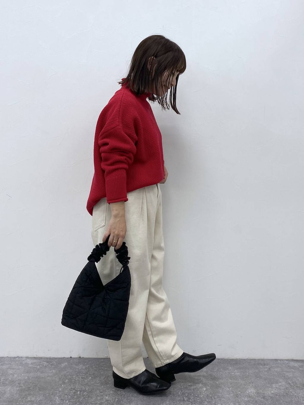 その他のニット/セーター、ブラック系のブーツ、ホワイト系のデニムパンツを着用したレディースの秋コーディネートの5枚目の写真