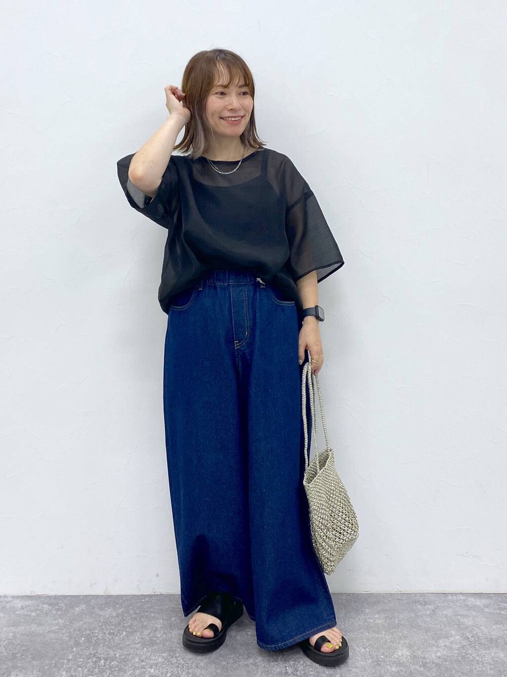 ブラック系のTシャツ/カットソー、ブラック系のサンダル、その他のハンドバッグを着用したレディースの夏コーディネートの3枚目の写真