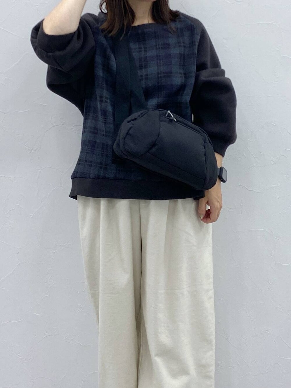 ベージュ系のその他パンツ、ブラック系のドレスシューズ、ブラック系のショルダーバッグを着用したレディースの秋コーディネートの5枚目の写真