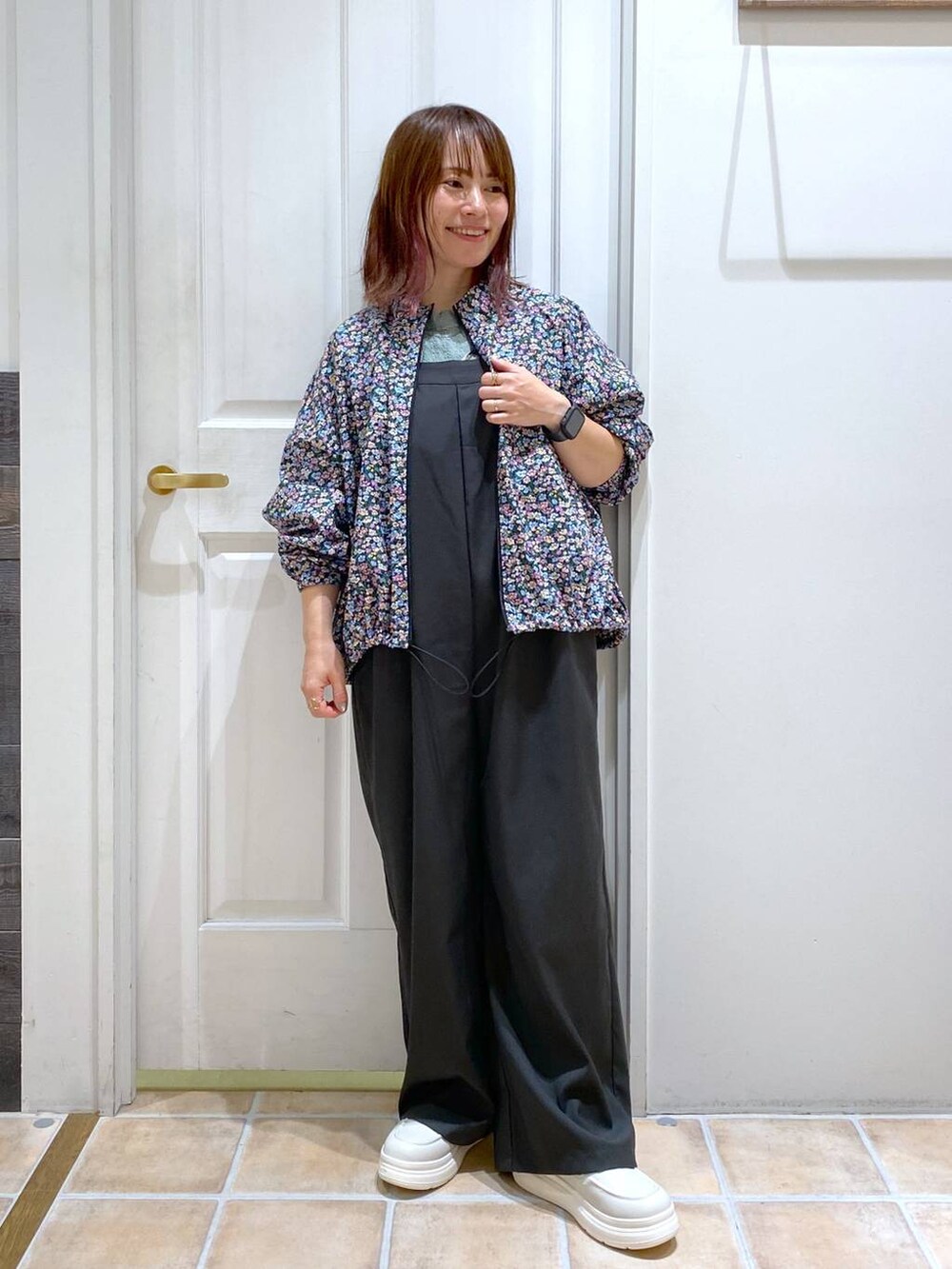 その他のブルゾン、グリーン系のTシャツ/カットソー、ホワイト系のスリッポンを着用したレディースの秋コーディネートの3枚目の写真