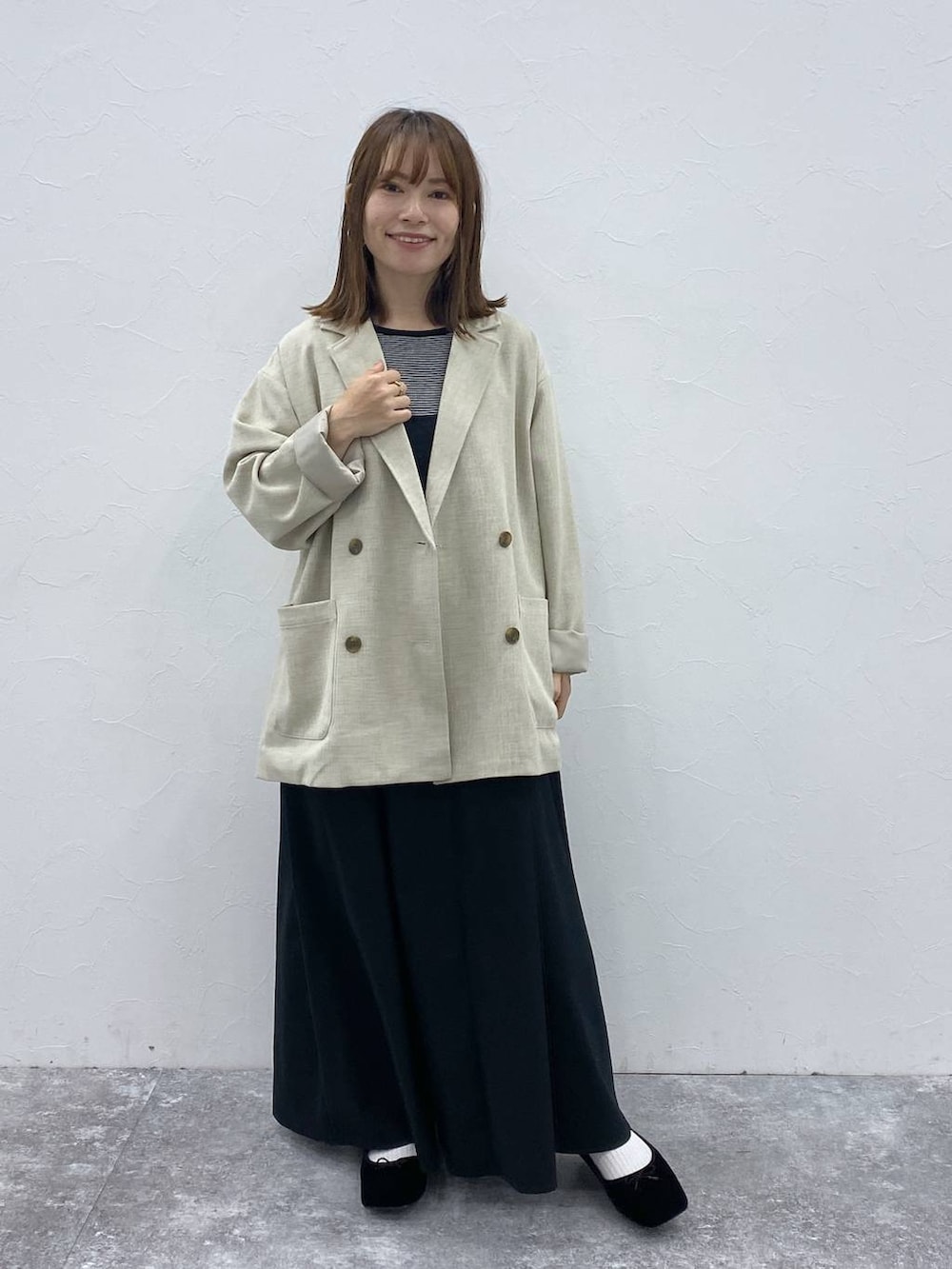 ブラック系のパンプス、ブラック系のワンピース、その他のニット/セーターを着用したレディースの秋コーディネートの2枚目の写真