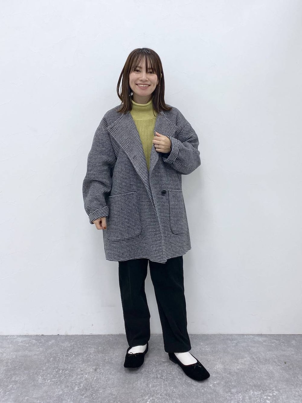 その他のその他アウター、ブラック系のその他パンツ、その他のベストを着用したレディースの秋コーディネートの3枚目の写真