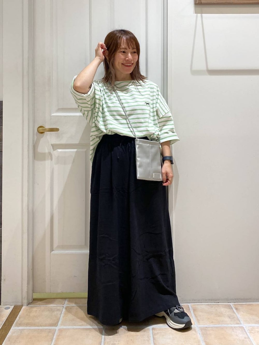 ブラック系のその他パンツ、その他のショルダーバッグ、ブラック系のスニーカーを着用したレディースの秋コーディネートの2枚目の写真