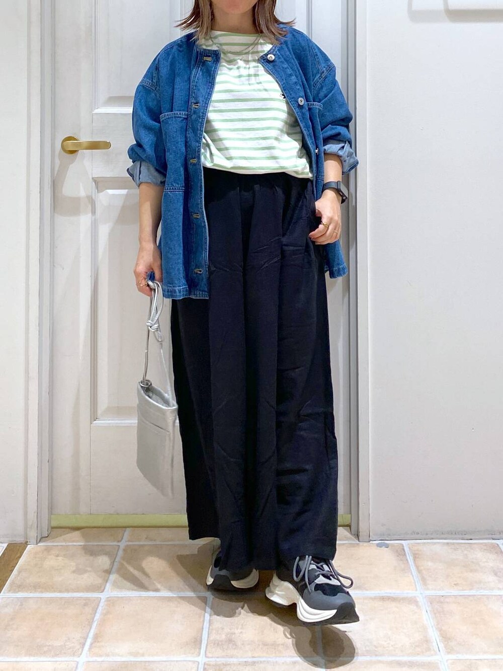 ブラック系のその他パンツ、ブラック系のスニーカー、その他のTシャツ/カットソーを着用したレディースの秋コーディネートの3枚目の写真