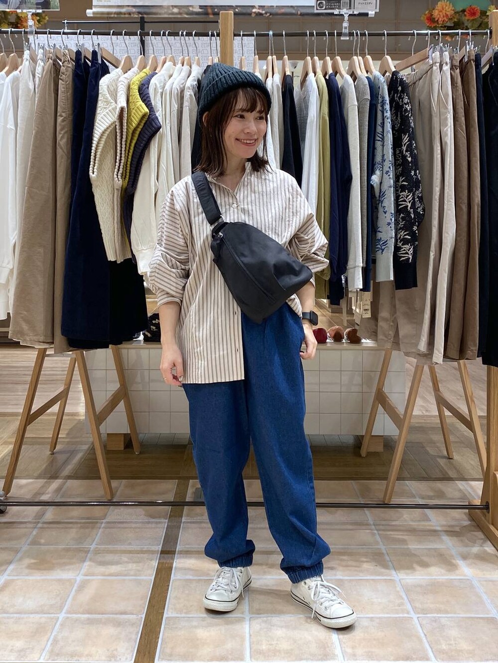 ブルー系のその他パンツ、その他のシャツ/ブラウス、ブラック系のボディバッグ/ウエストポーチを着用したレディースの秋コーディネートの2枚目の写真