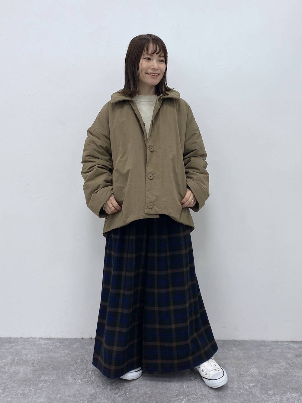 グレー系のカーディガン/ボレロ、ベージュ系のトートバッグ、ブラウン系のその他アウターを着用したレディースの秋コーディネートの2枚目の写真