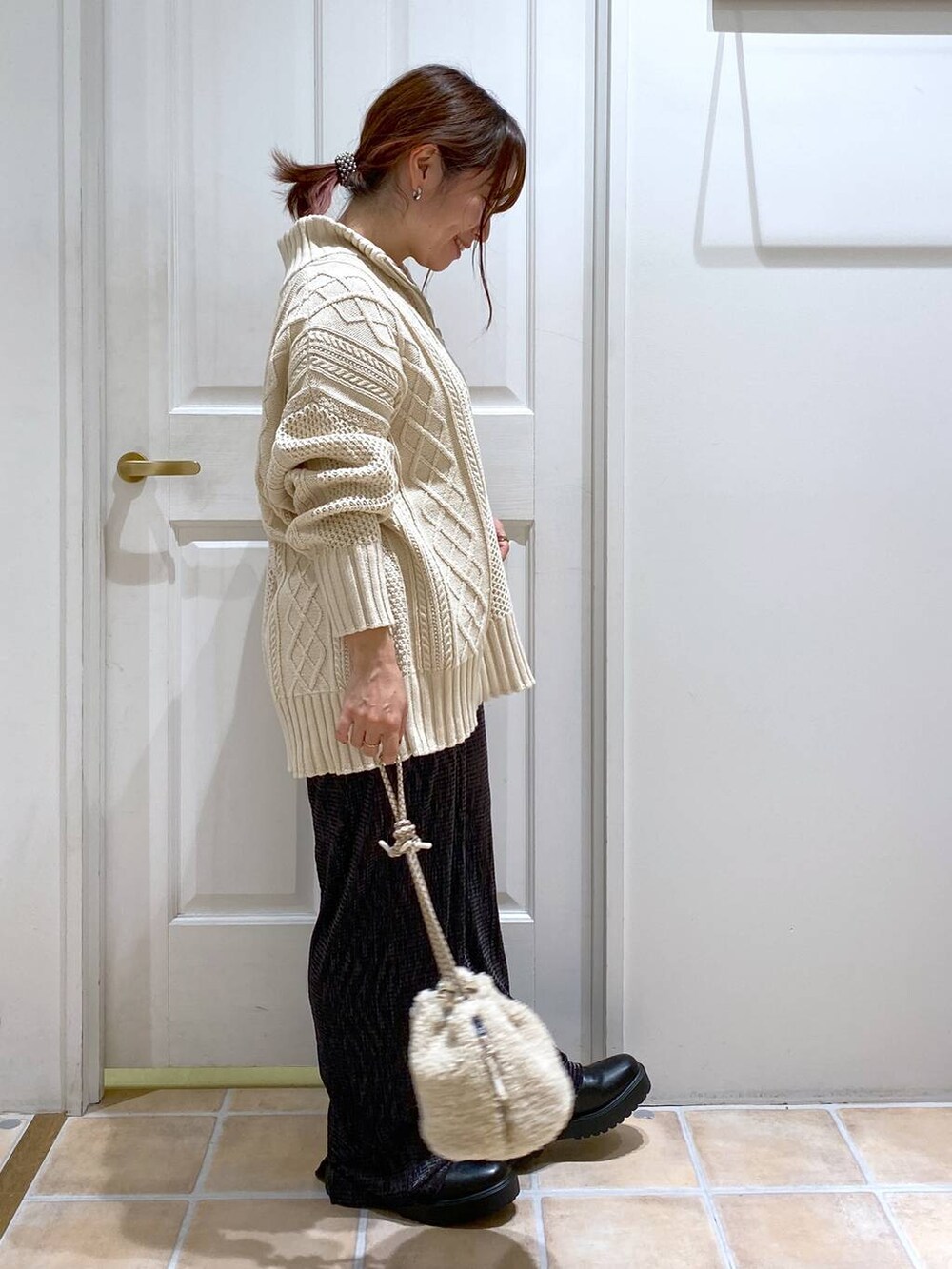 ブラック系のブーツ、ベージュ系のハンドバッグ、その他のその他パンツを着用したレディースの秋コーディネートの5枚目の写真