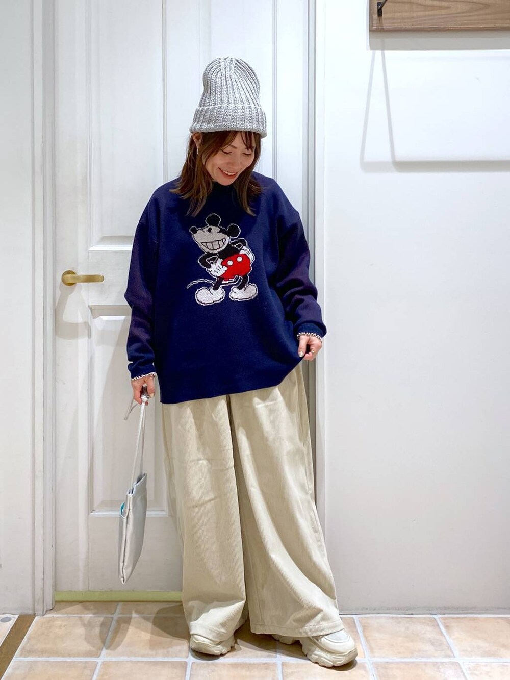 その他のTシャツ/カットソー、その他のショルダーバッグ、ベージュ系のその他パンツを着用したレディースの冬コーディネートの6枚目の写真