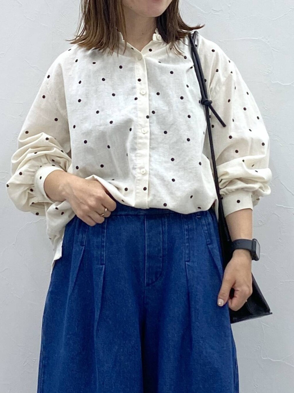 ブラック系のパンプス、ブルー系のその他パンツ、その他のシャツ/ブラウスを着用したレディースの秋コーディネートの3枚目の写真