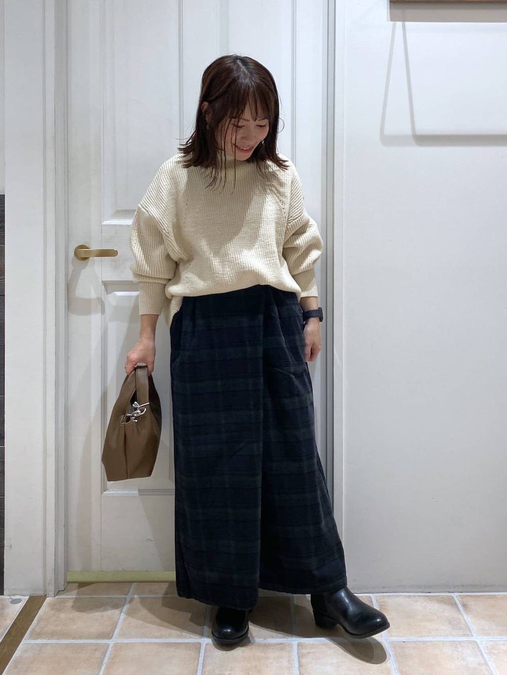 ブラック系のブーツ、ベージュ系のニット/セーター、その他のその他パンツを着用したレディースの秋コーディネートの3枚目の写真