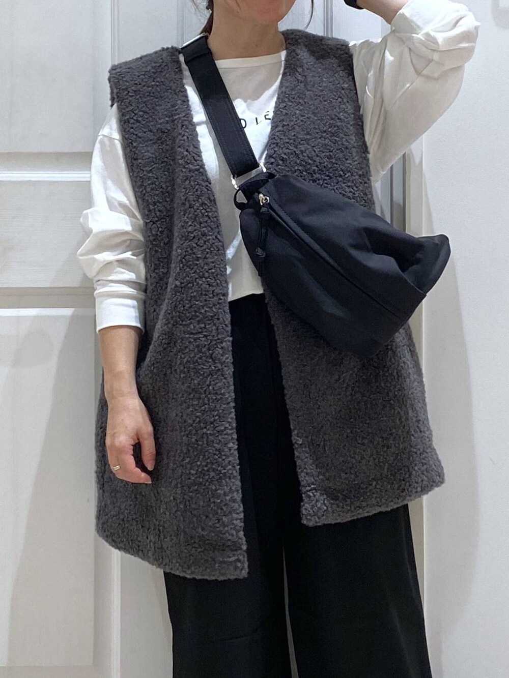 ブラック系のその他パンツ、その他のベスト、その他のTシャツ/カットソーを着用したレディースの秋コーディネートの3枚目の写真