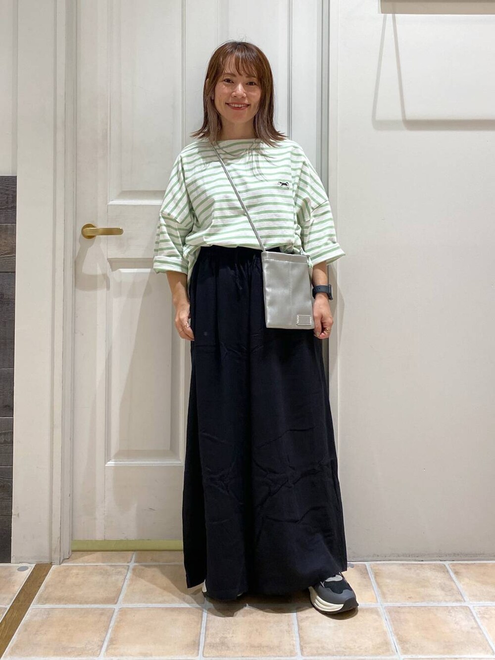 ブラック系のその他パンツ、その他のショルダーバッグ、ブラック系のスニーカーを着用したレディースの秋コーディネートの3枚目の写真
