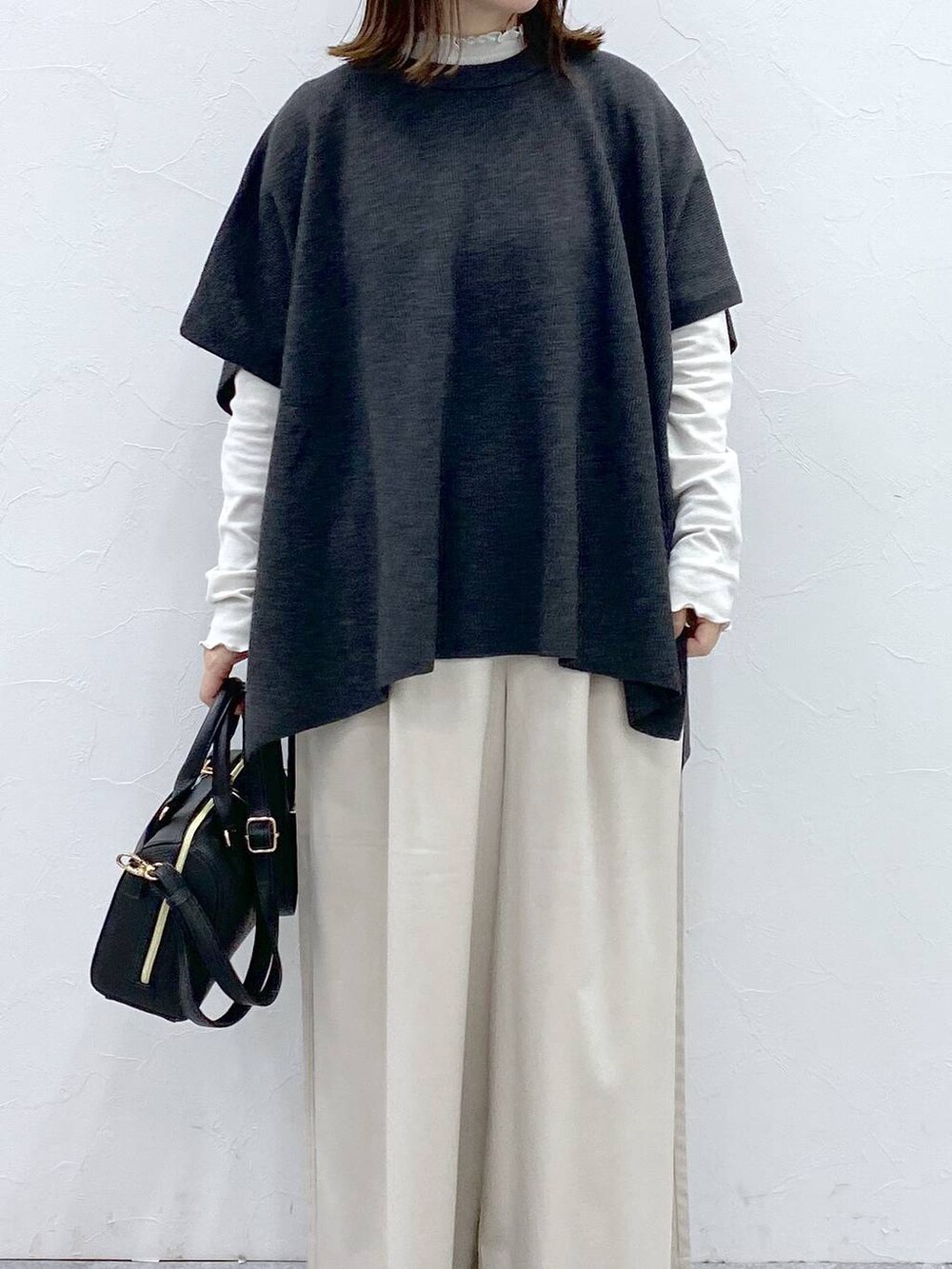 グレー系のTシャツ/カットソー、ブラック系のブーツ、ベージュ系のその他パンツを着用したレディースの冬コーディネートの4枚目の写真