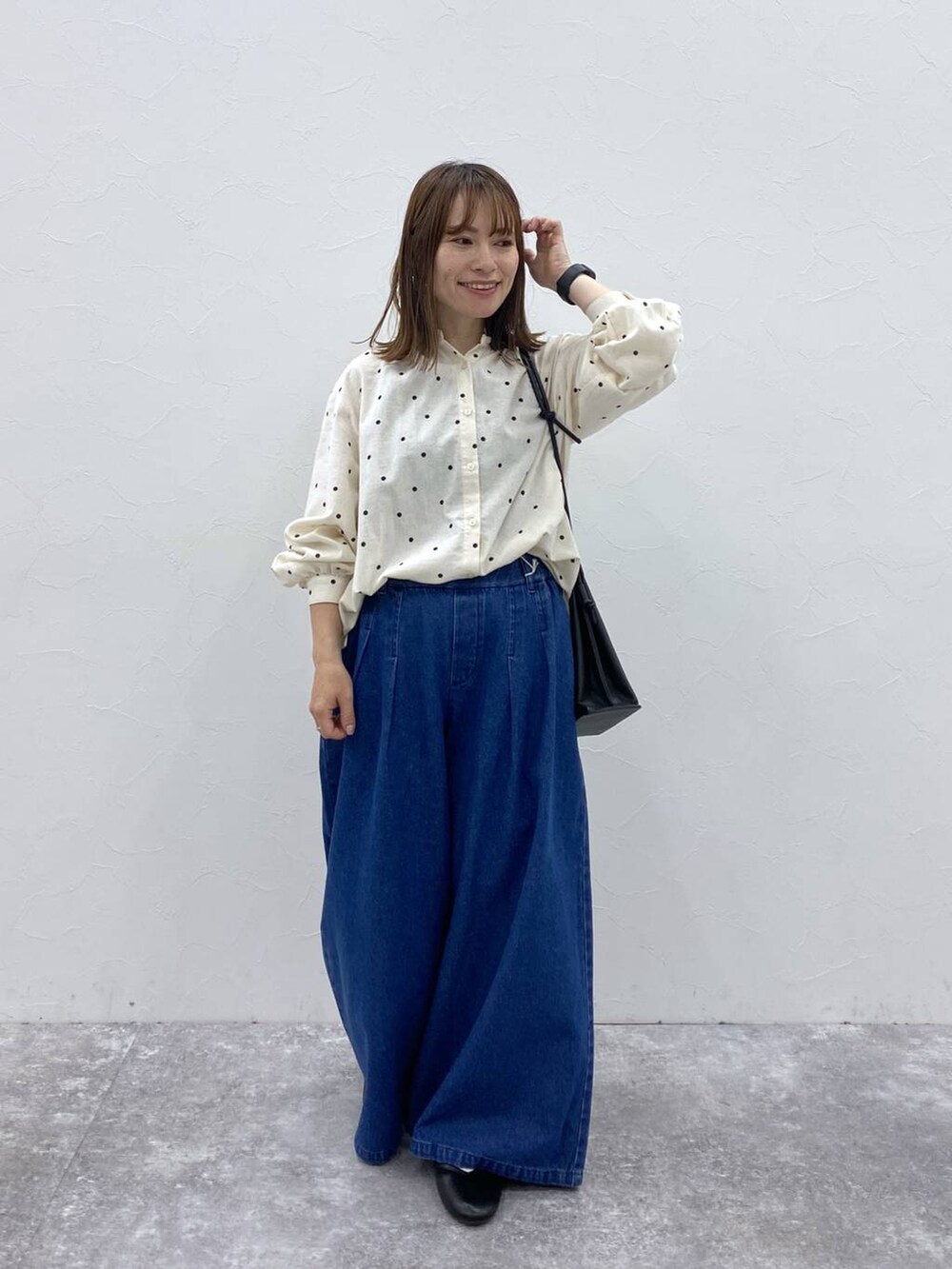 ブラック系のパンプス、ブルー系のその他パンツ、その他のシャツ/ブラウスを着用したレディースの秋コーディネートの5枚目の写真