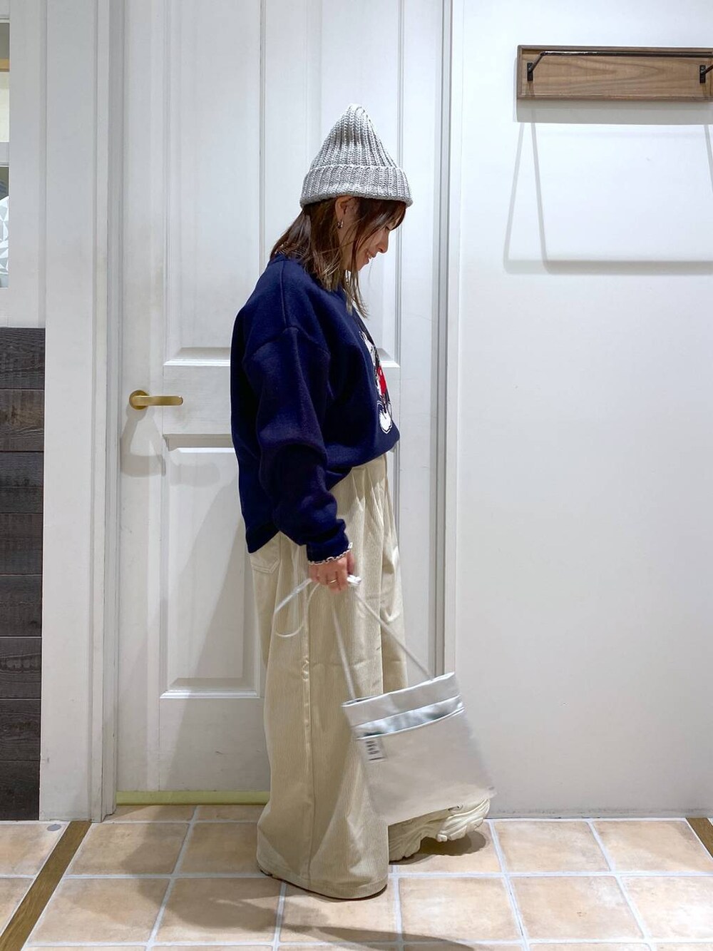 その他のTシャツ/カットソー、その他のショルダーバッグ、ベージュ系のその他パンツを着用したレディースの冬コーディネートの4枚目の写真