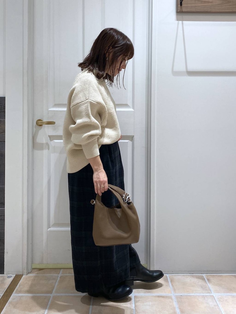 ブラック系のブーツ、ベージュ系のニット/セーター、その他のその他パンツを着用したレディースの秋コーディネートの6枚目の写真