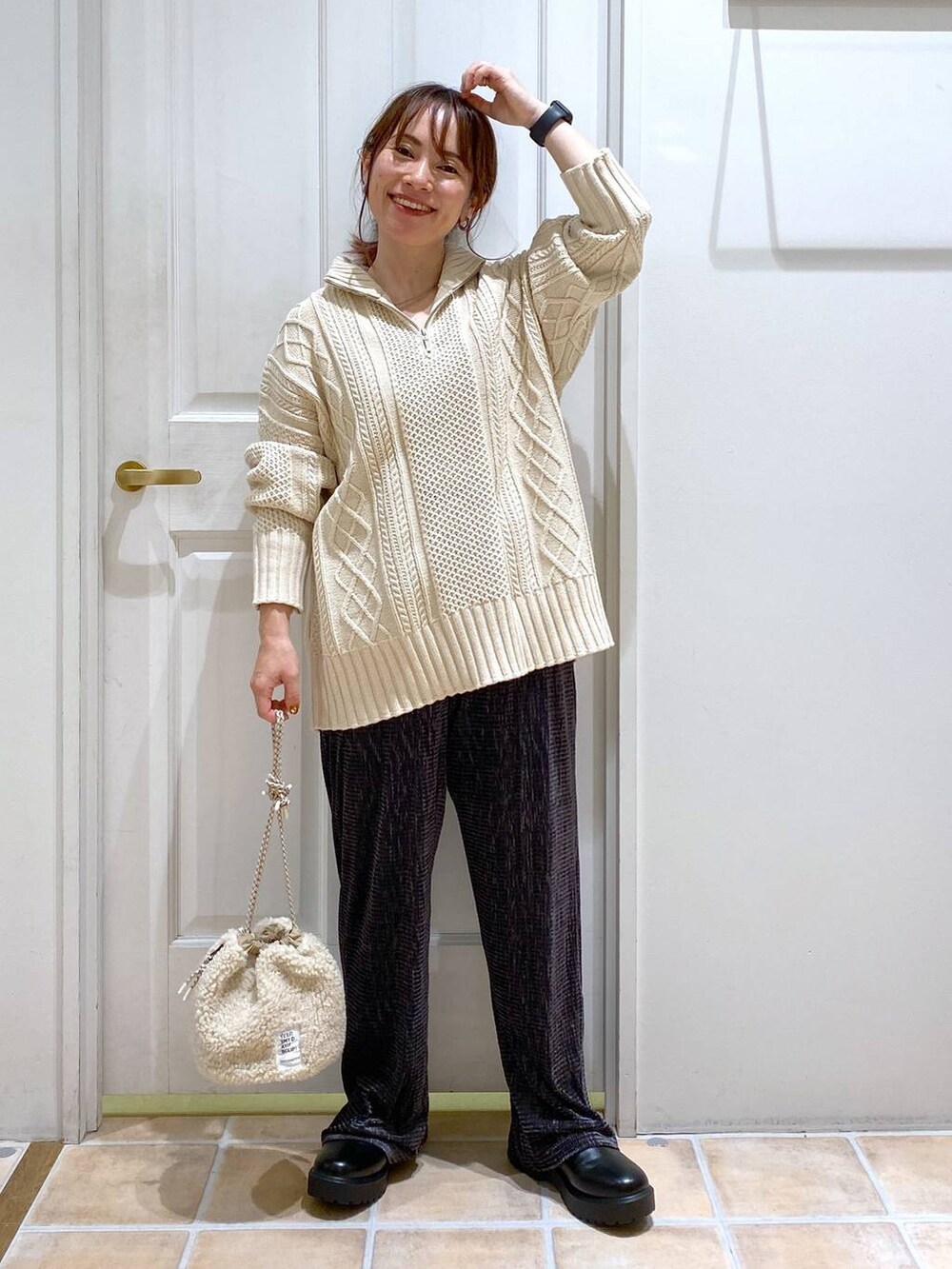 ブラック系のブーツ、ベージュ系のハンドバッグ、その他のその他パンツを着用したレディースの秋コーディネートの4枚目の写真