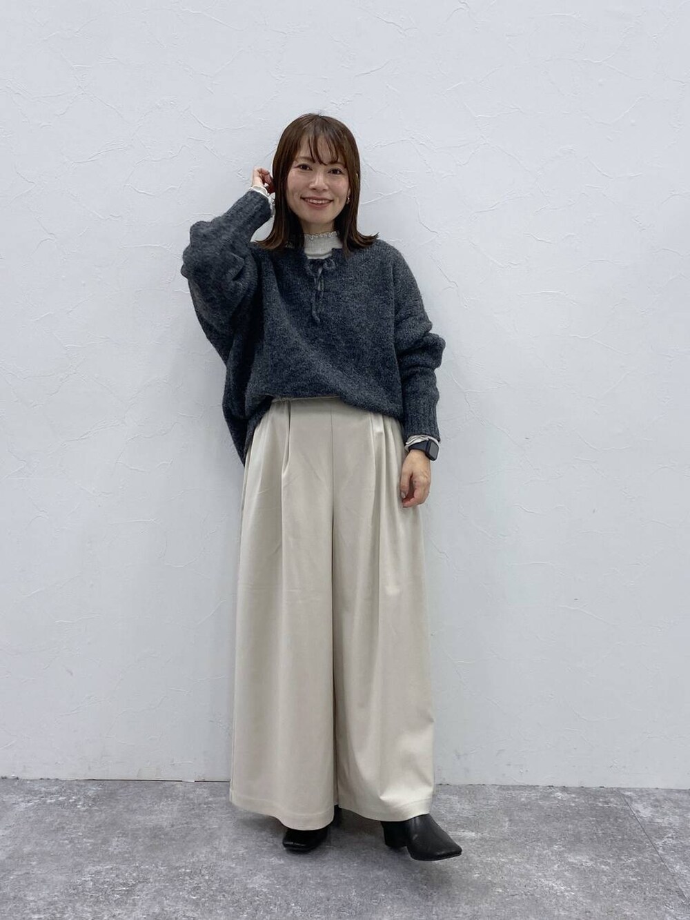 グレー系のTシャツ/カットソー、ブラック系のブーツ、ベージュ系のその他パンツを着用したレディースの冬コーディネートの2枚目の写真