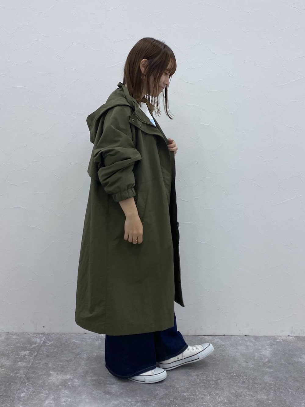 ブルー系のデニムパンツ、グリーン系のその他アウター、その他のTシャツ/カットソーを着用したレディースの秋コーディネートの5枚目の写真