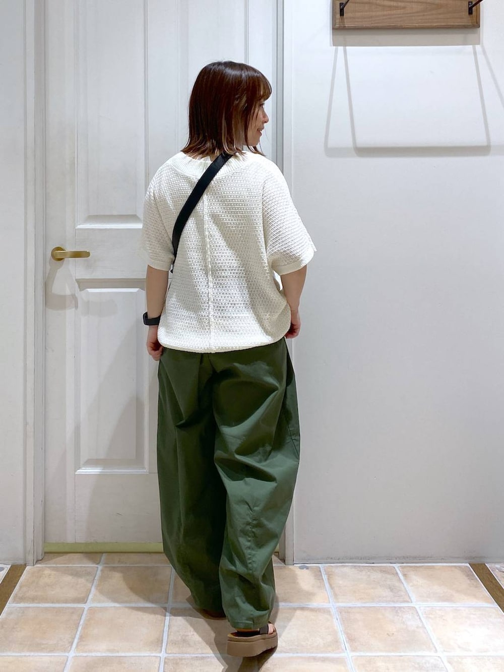 グリーン系のその他パンツ、その他のタンクトップ、ブラック系のサンダルを着用したレディースの春コーディネートの5枚目の写真