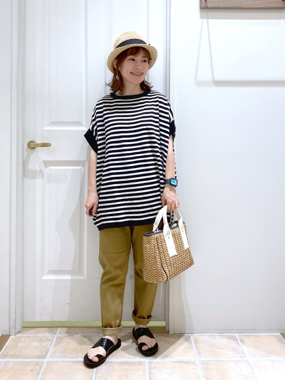 ブラック系のニット/セーター、ブラウン系のショルダーバッグ、ブラウン系のその他パンツを着用したレディースの春コーディネートの2枚目の写真