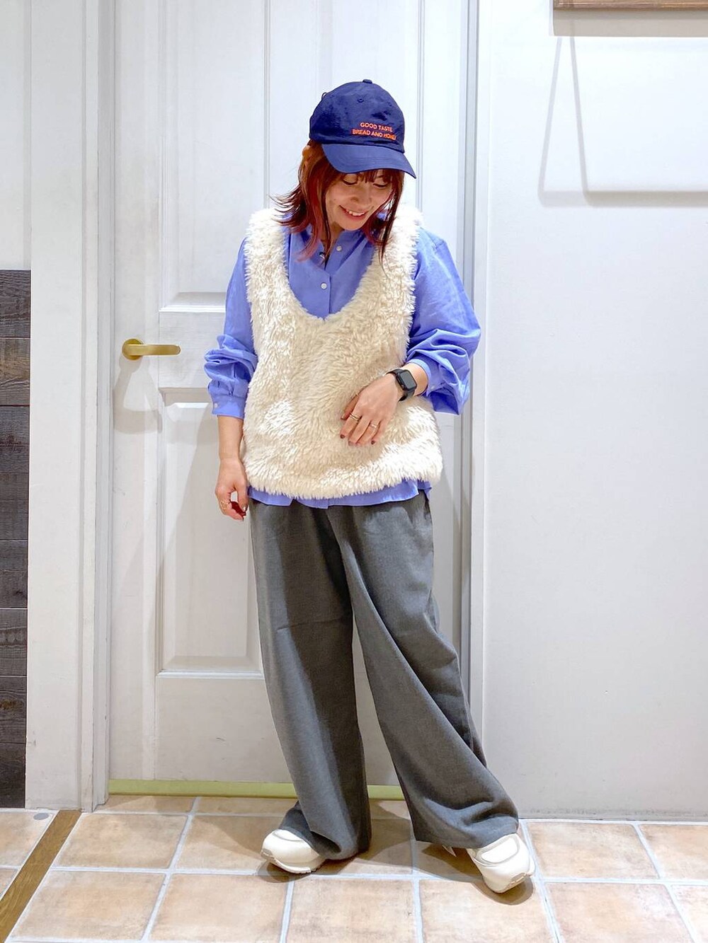 ブルー系のシャツ/ブラウス、グレー系のその他パンツ、ベージュ系のベストを着用したレディースの秋コーディネートの3枚目の写真