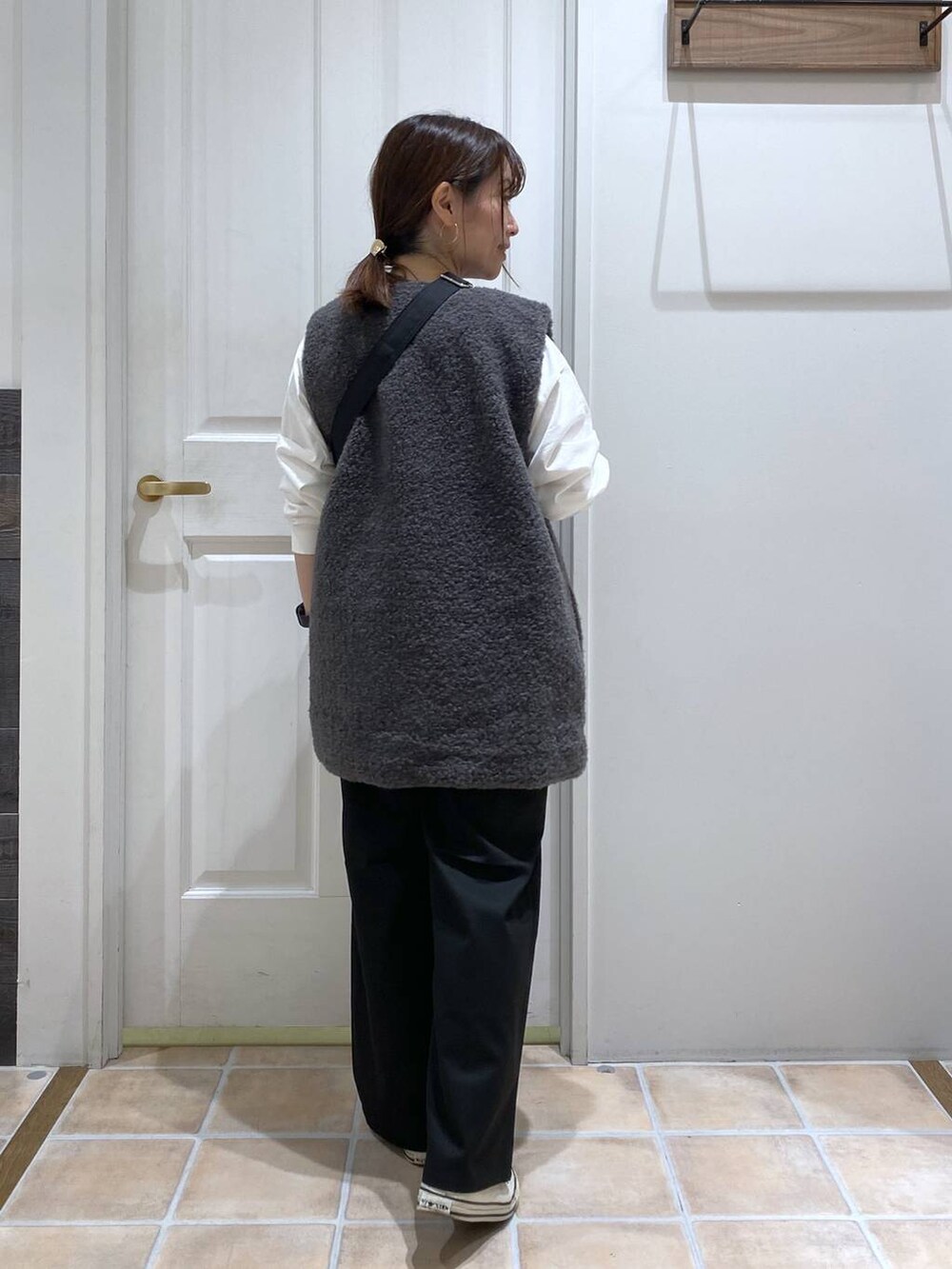 ブラック系のその他パンツ、その他のベスト、その他のTシャツ/カットソーを着用したレディースの秋コーディネートの7枚目の写真