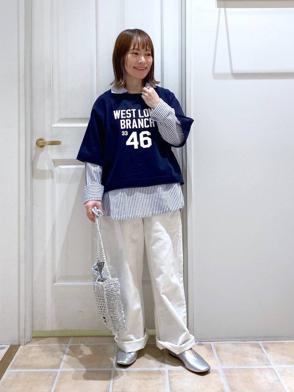 その他のシャツ/ブラウス、ホワイト系のデニムパンツ、その他のパンプスを着用したレディースの春コーディネートの4枚目の写真