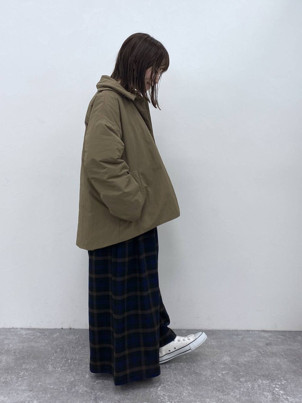 グレー系のカーディガン/ボレロ、ベージュ系のトートバッグ、ブラウン系のその他アウターを着用したレディースの秋コーディネートの6枚目の写真