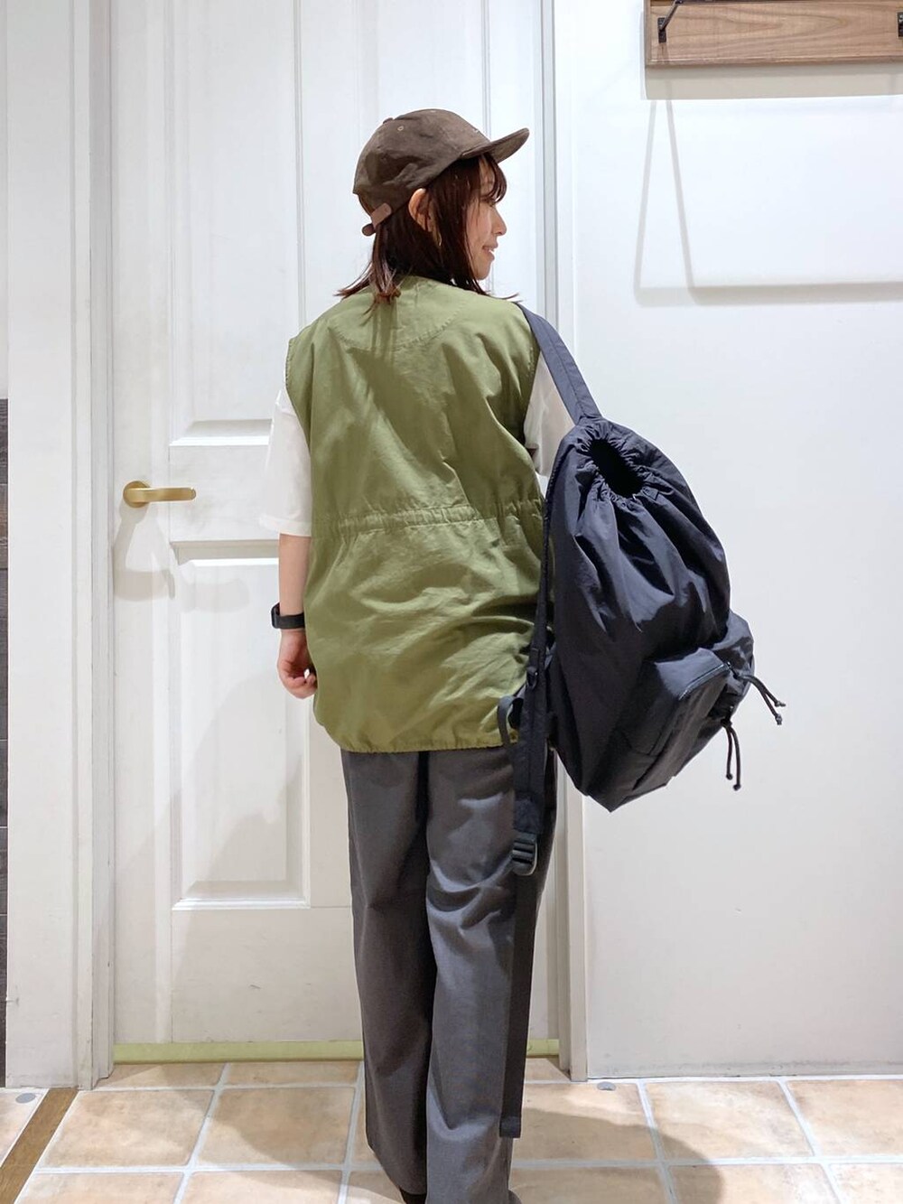 その他のその他パンツ、ブラック系のバックパック/リュック、その他のTシャツ/カットソーを着用したレディースの秋コーディネートの6枚目の写真