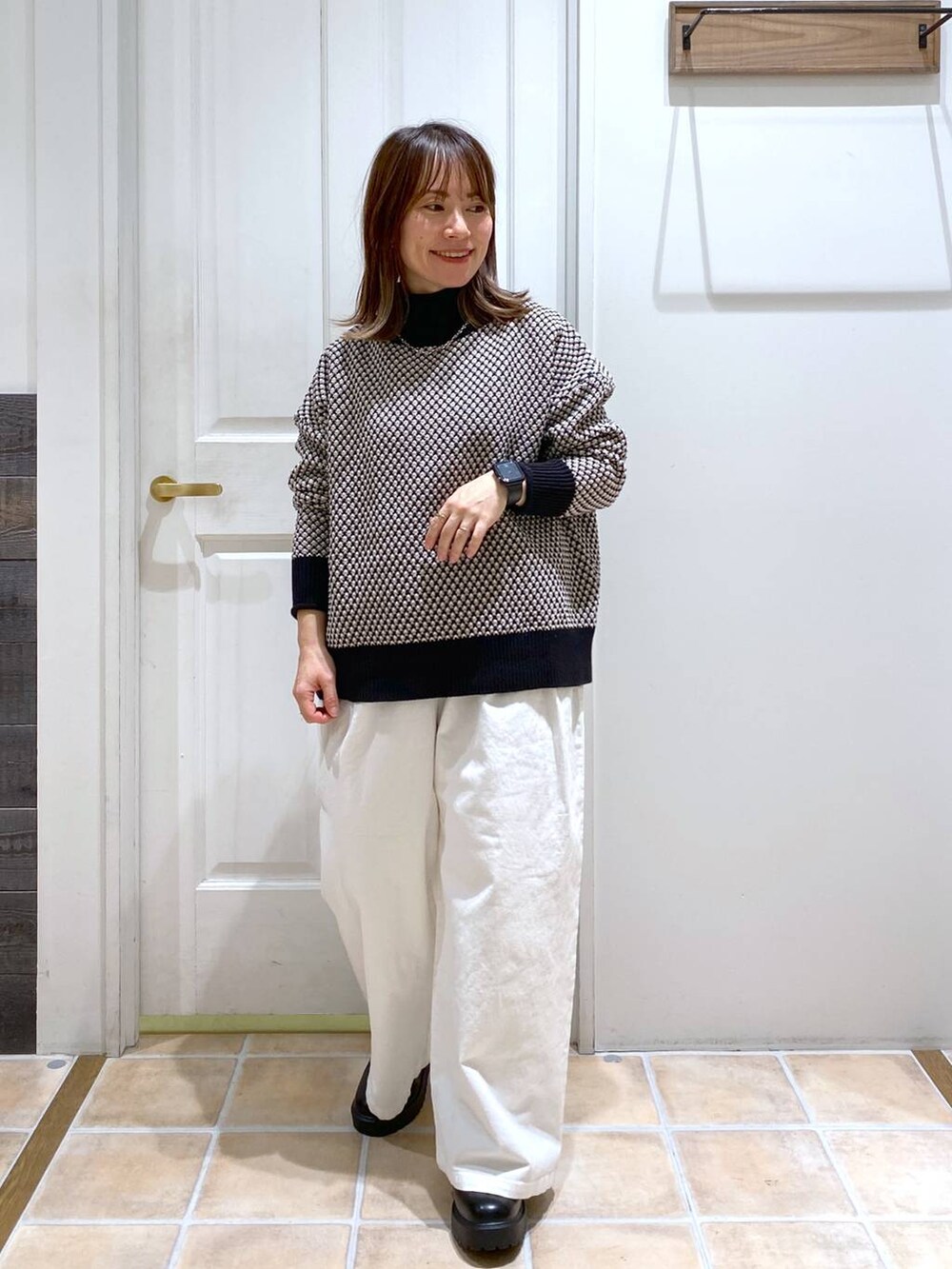 ブラック系のブーツ、ホワイト系のその他パンツ、その他のニット/セーターを着用したレディースの冬コーディネートの3枚目の写真