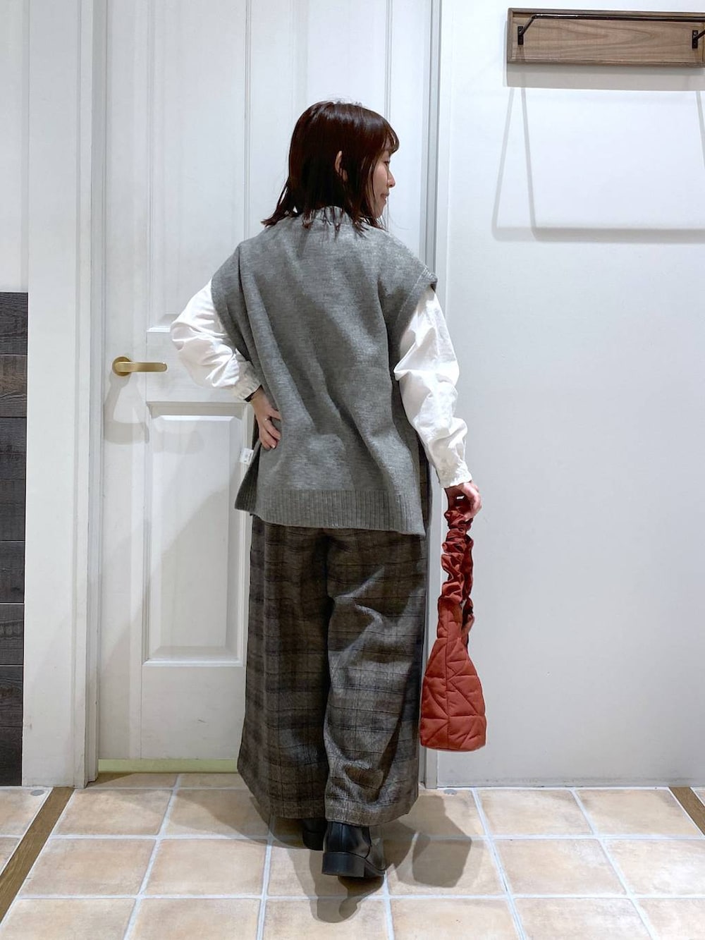 ブラック系のブーツ、その他のその他パンツ、グレー系のベストを着用したレディースの秋コーディネートの6枚目の写真