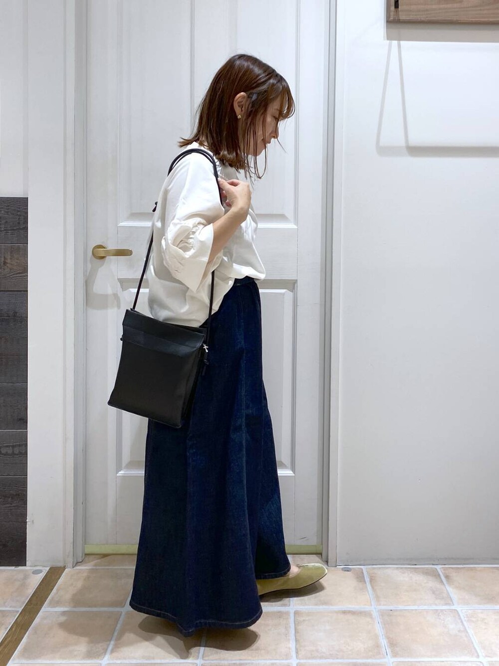 ホワイト系のTシャツ/カットソー、ブルー系のデニムパンツ、グリーン系のパンプスを着用したレディースの夏コーディネートの4枚目の写真