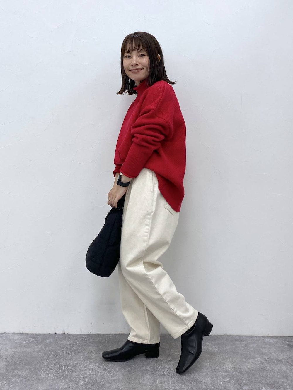 その他のニット/セーター、ブラック系のブーツ、ホワイト系のデニムパンツを着用したレディースの秋コーディネートの4枚目の写真