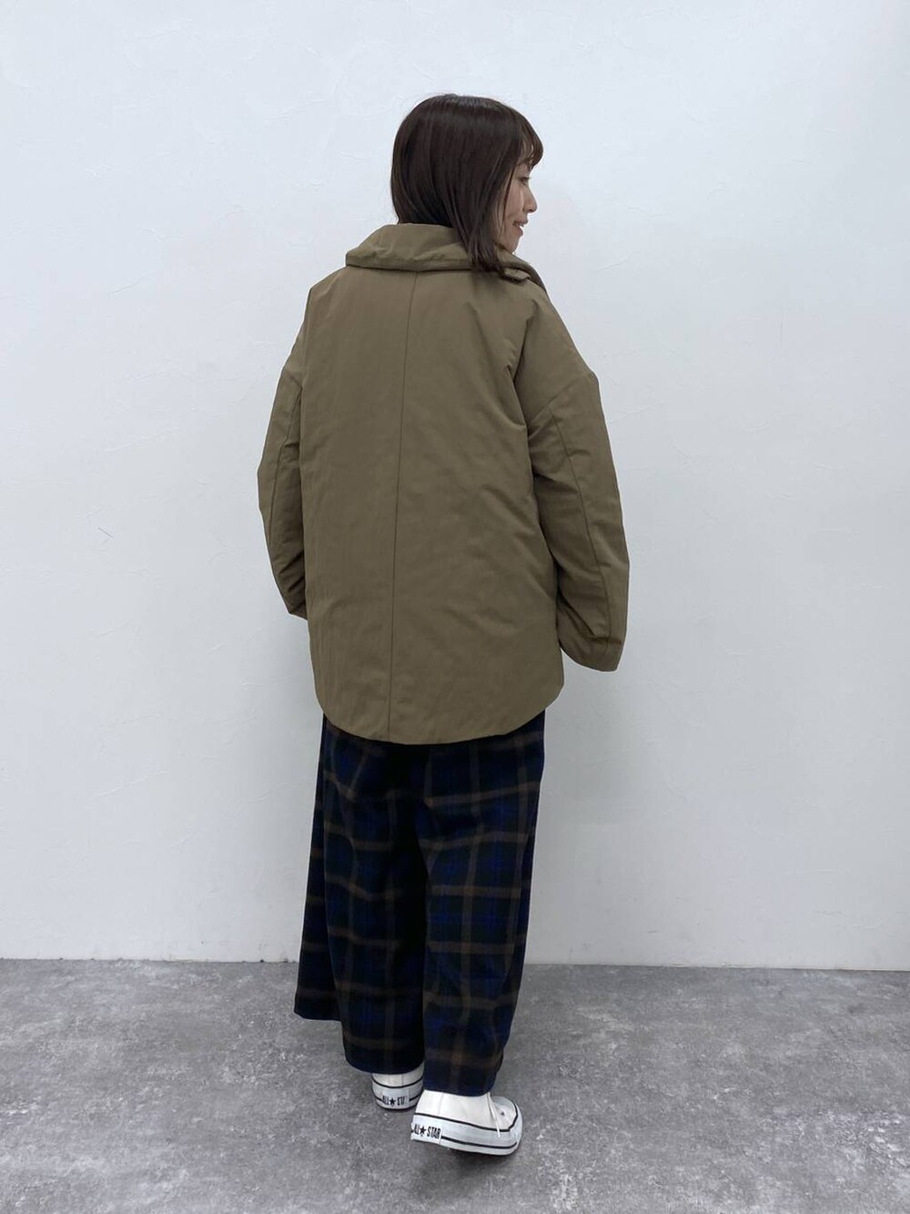 グレー系のカーディガン/ボレロ、ベージュ系のトートバッグ、ブラウン系のその他アウターを着用したレディースの秋コーディネートの8枚目の写真