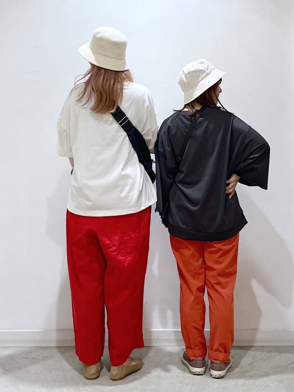 オレンジ系のその他パンツ、ベージュ系のパンプス、ブラック系のショルダーバッグを着用したレディースの秋コーディネートの5枚目の写真