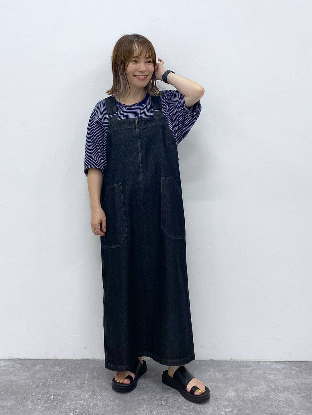 ブラック系のサンダル、その他のTシャツ/カットソー、シルバー系のネックレスを着用したレディースの夏コーディネートの4枚目の写真