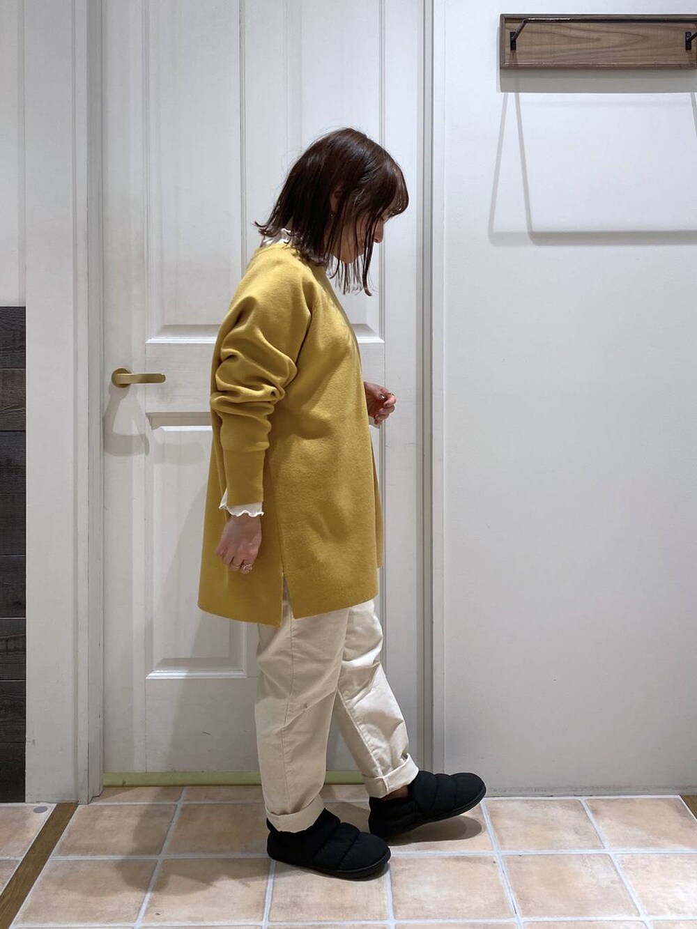 ホワイト系のTシャツ/カットソー、ブラック系のスリッポン、ホワイト系のその他パンツを着用したレディースの冬コーディネートの4枚目の写真