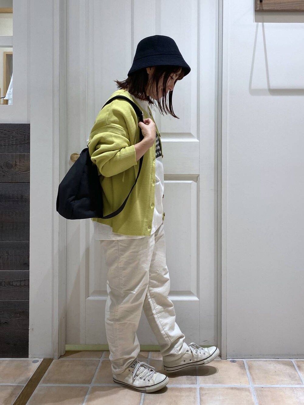 ホワイト系のその他パンツ、イエロー系のカーディガン/ボレロ、その他のTシャツ/カットソーを着用したレディースの秋コーディネートの6枚目の写真