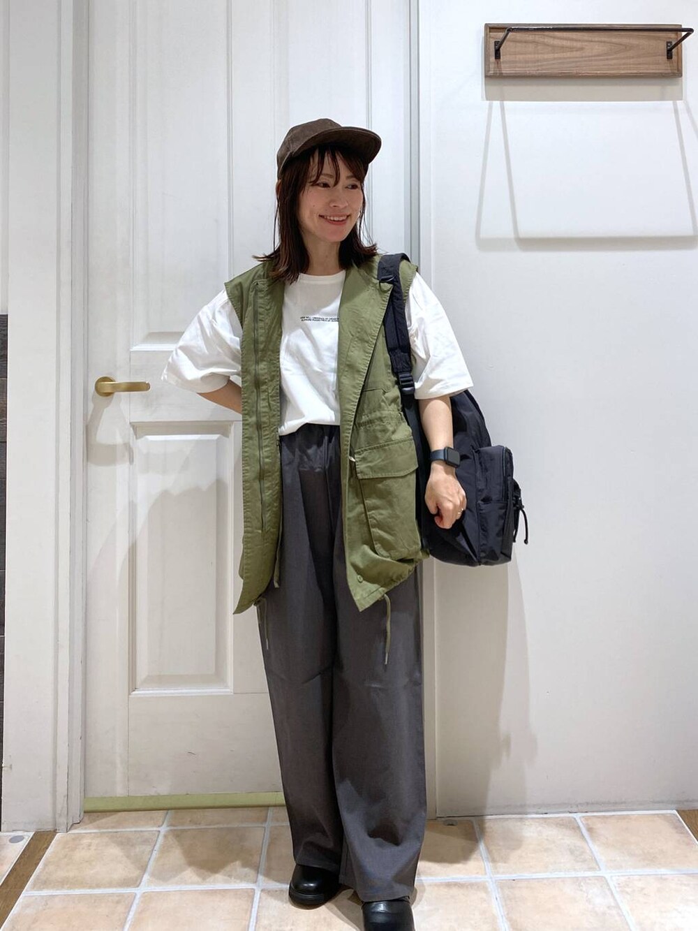 その他のその他パンツ、ブラック系のバックパック/リュック、その他のTシャツ/カットソーを着用したレディースの秋コーディネートの2枚目の写真