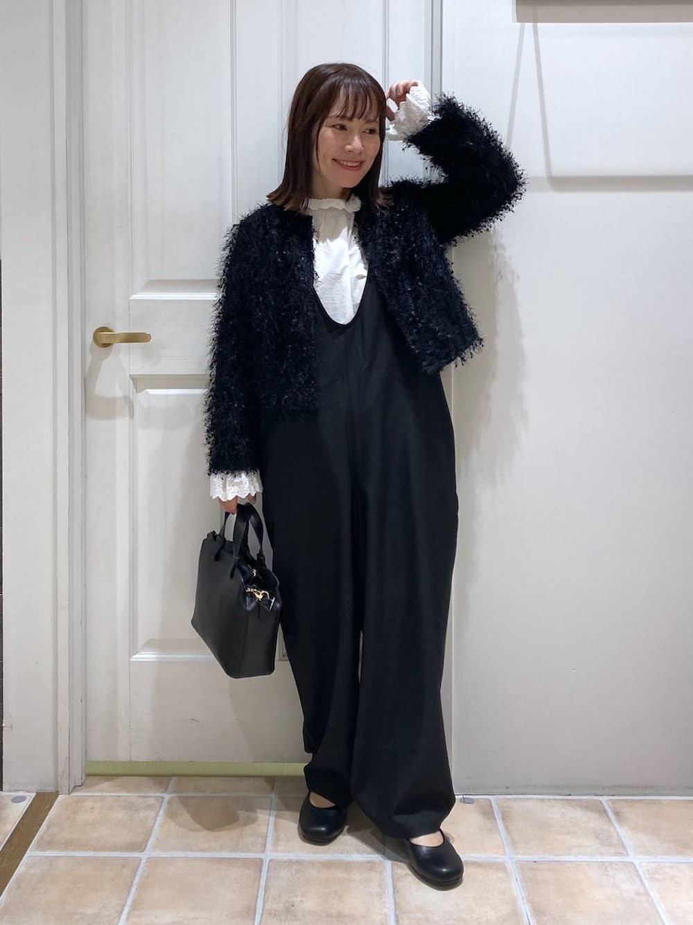 ブラック系のサロペット/オーバーオール、ブラック系のパンプス、ホワイト系のシャツ/ブラウスを着用したレディースの秋コーディネートの2枚目の写真