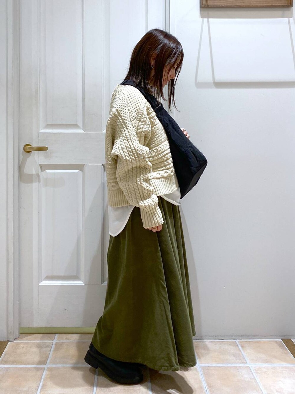 グリーン系のその他パンツ、ブラック系のブーツ、ブラック系のショルダーバッグを着用したレディースの冬コーディネートの5枚目の写真