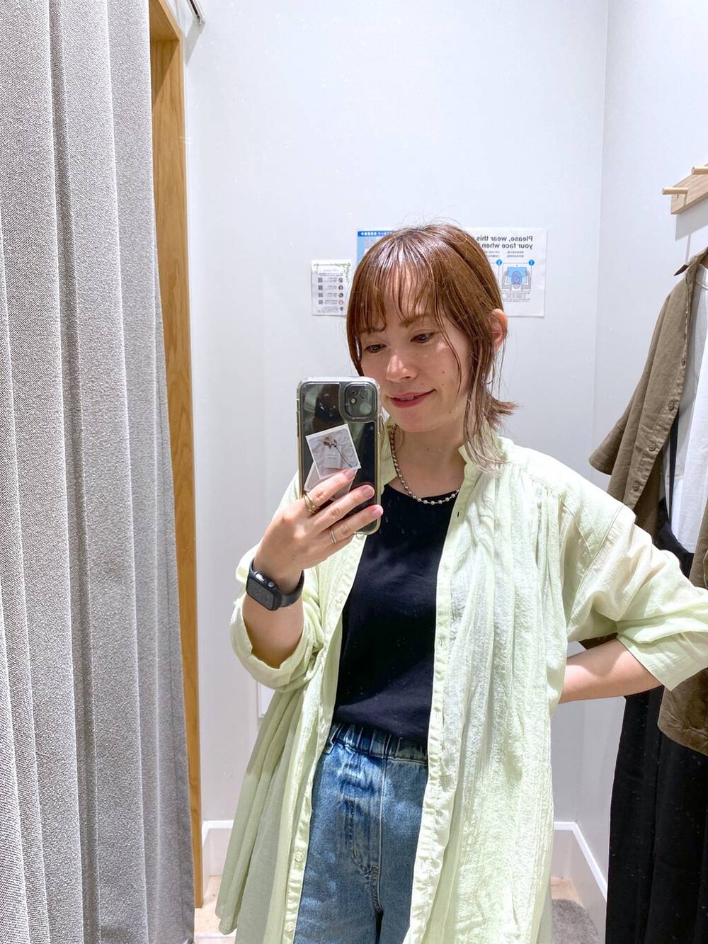 イエロー系のシャツ/ブラウス、ブラック系のタンクトップを着用したレディースの夏コーディネートの3枚目の写真