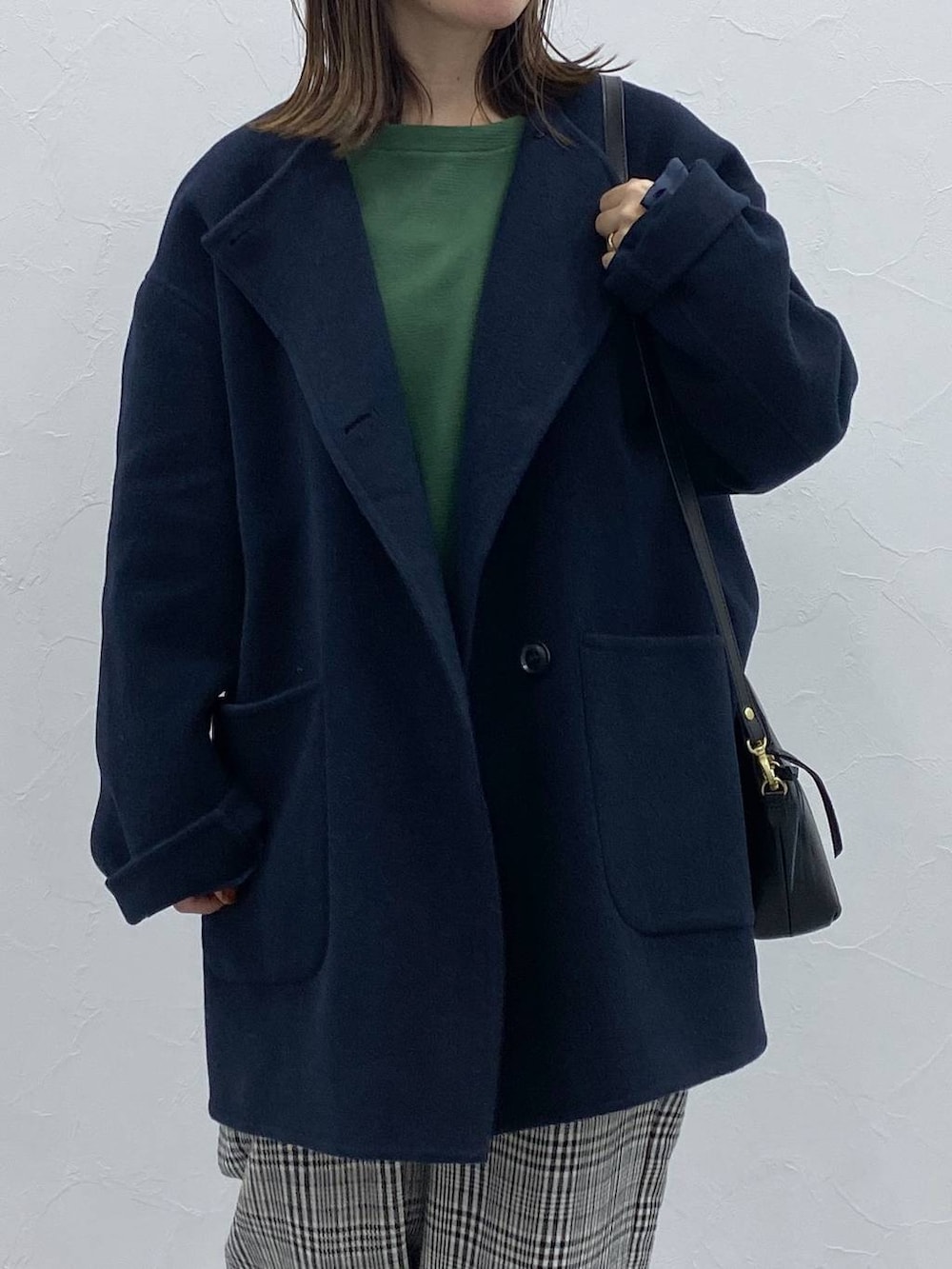 ブルー系のその他アウター、その他のその他パンツ、ブラック系のブーツを着用したレディースの秋コーディネートの3枚目の写真