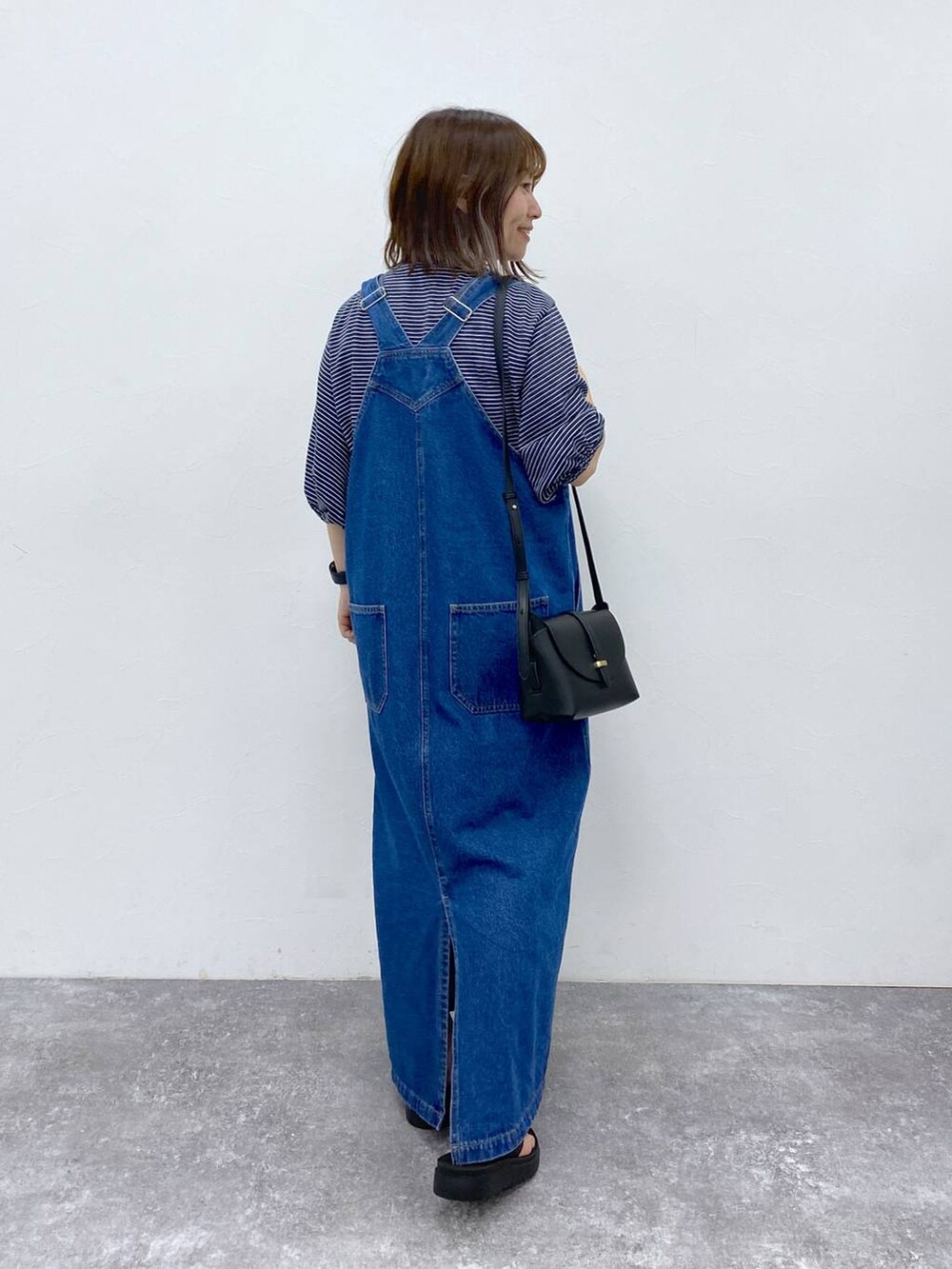 ブラック系のサンダル、その他のTシャツ/カットソー、ブラック系のショルダーバッグを着用したレディースの夏コーディネートの6枚目の写真