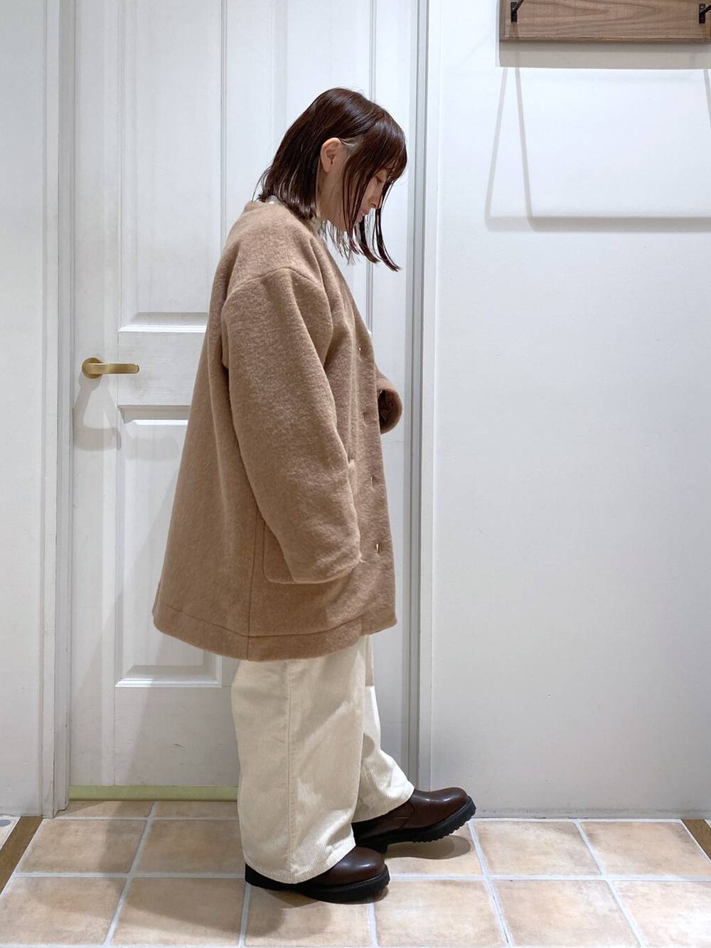 ホワイト系のその他パンツ、ブラウン系のノーカラージャケット、ブラウン系のブーツを着用したレディースの春コーディネートの5枚目の写真