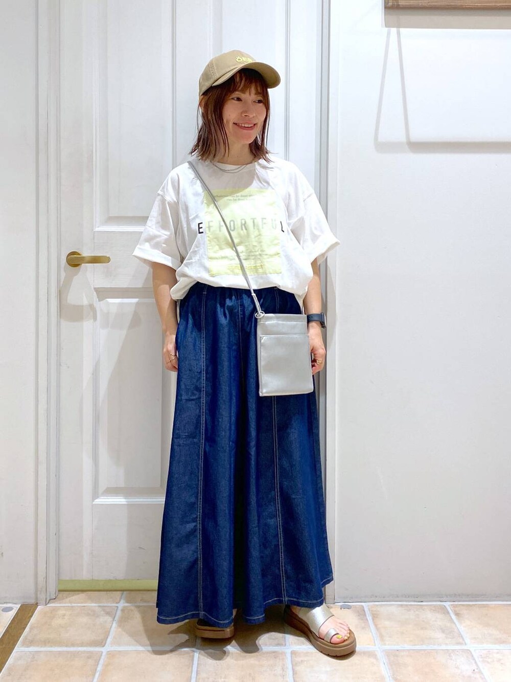 その他のサンダル、ブルー系のデニムパンツ、イエロー系のTシャツ/カットソーを着用したレディースの夏コーディネートの2枚目の写真