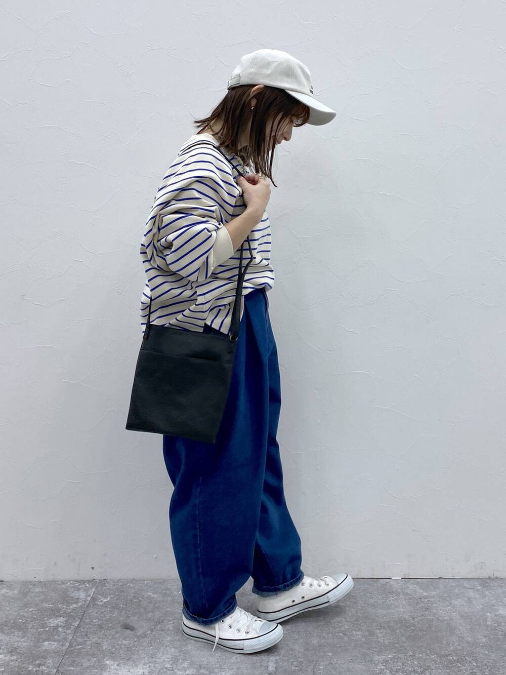 その他のTシャツ/カットソー、ブルー系のデニムパンツ、シルバー系のネックレスを着用したレディースの冬コーディネートの5枚目の写真