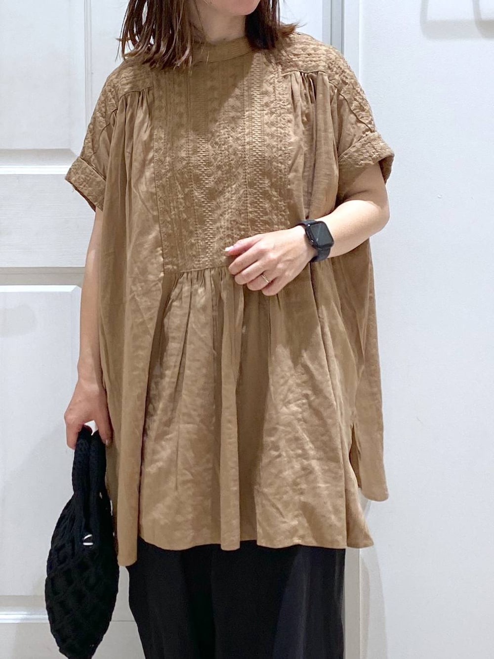 ブラウン系のタンクトップ、ブラック系のその他パンツ、ブラック系のサンダルを着用したレディースの夏コーディネートの3枚目の写真