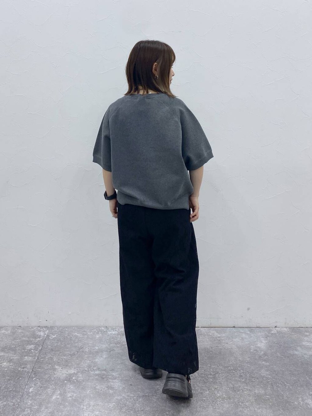 ブラック系のサンダル、グレー系のスウェット、ブラック系のその他パンツを着用したレディースの秋コーディネートの5枚目の写真